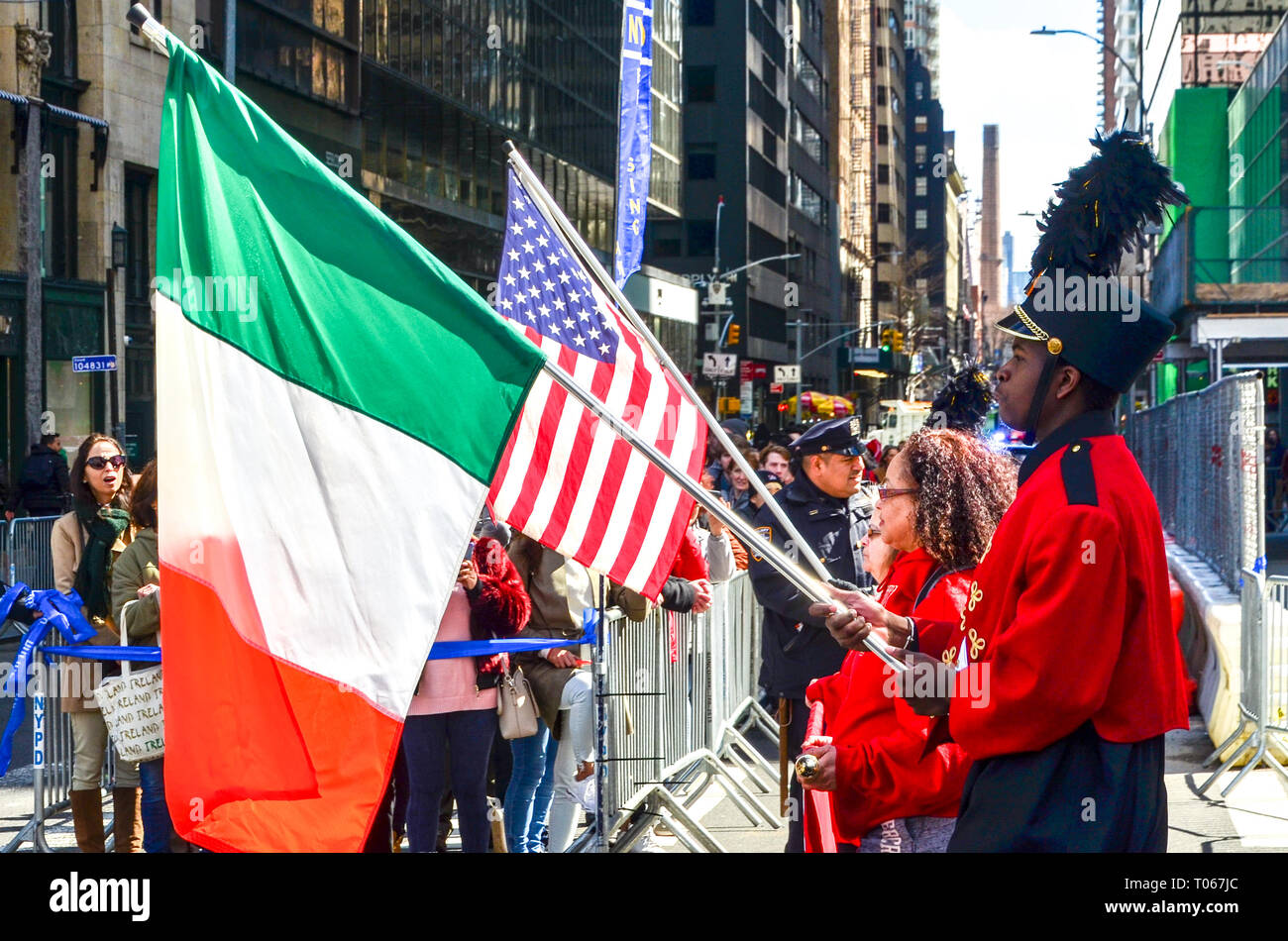 New York City, USA. Mar 16, 2019. Les gens marchent avec des drapeaux américains et irlandais au cours de la Saint Patrick's day parade le long de la 5e Avenue. Credit : jbdodane/Alamy Live News Banque D'Images