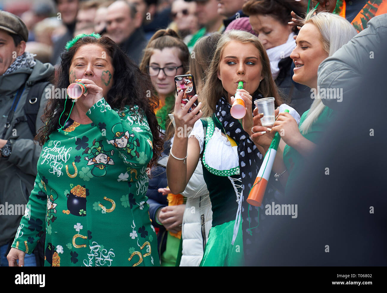 Londres, Royaume-Uni. 17Th Mar 2019. Les participants et les fêtards in London's St Patricks Day Parade de partout dans le monde. Crédit : Thomas Bowles/Alamy Live News Banque D'Images