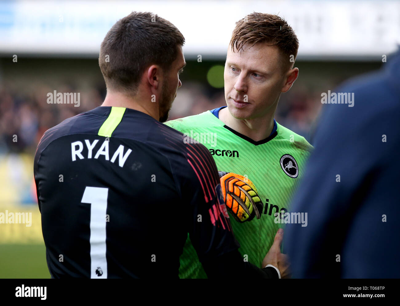 Brighton & Hove Albion gardien Mathew Ryan (à gauche) discute avec Millwall gardien David Martin à la fin de la pénalité shoot out de la FA Cup trimestre dernier match au Den, Londres. Banque D'Images