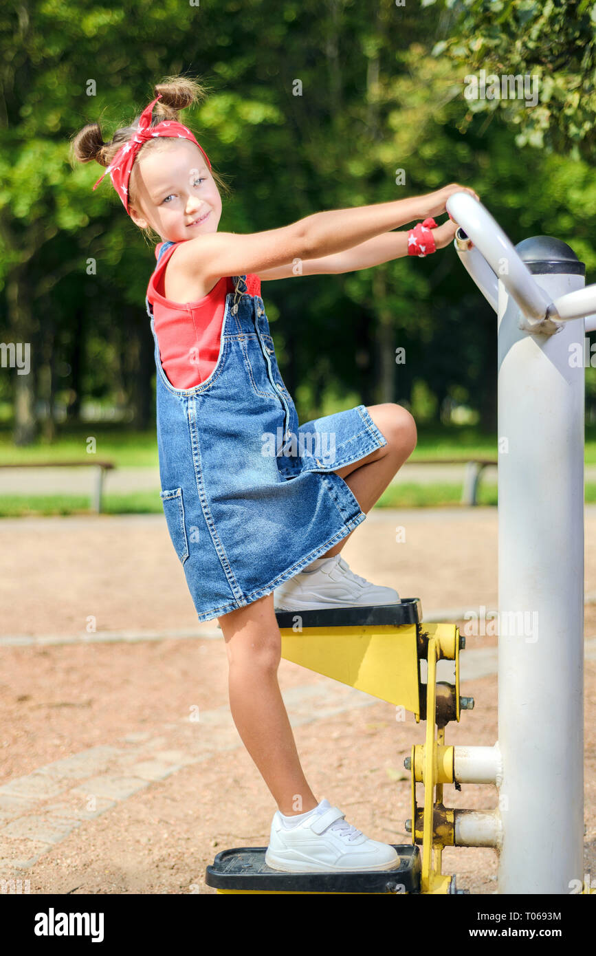 Jolie Petite Fille En Denim Costume Et Fichu Rouge Joue Sur L Aire De Jeux Pour Enfants L Enfant Est Engage Sur Simulateur Sports En Plein Air Dans Le Parc Photo Stock Alamy Jolie Petite Fille En Denim Costume Et Fichu Rouge Joue Sur L Aire De Jeux Pour Enfants L Enfant Est Engage Sur Simulateur Sports En Plein Air Dans Le Parc Photo Stock Alamy