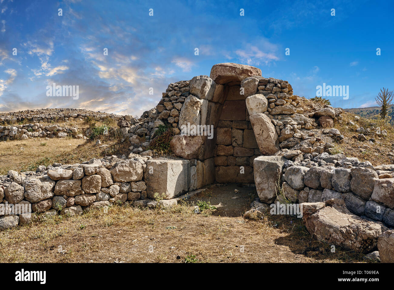Ruines d'une chambre, Hattusha (terme hittites désigne également ou Hattusas) la fin de l'âge du Bronze anatolien capitale de l'Empire hittite. Site archéologique Hittite et ruines, Banque D'Images Ruines d'une chambre, Hattusha (terme hittites désigne également ou Hattusas) la fin de l'âge du Bronze anatolien capitale de l'Empire hittite. Site archéologique Hittite et ruines, Banque D'Images