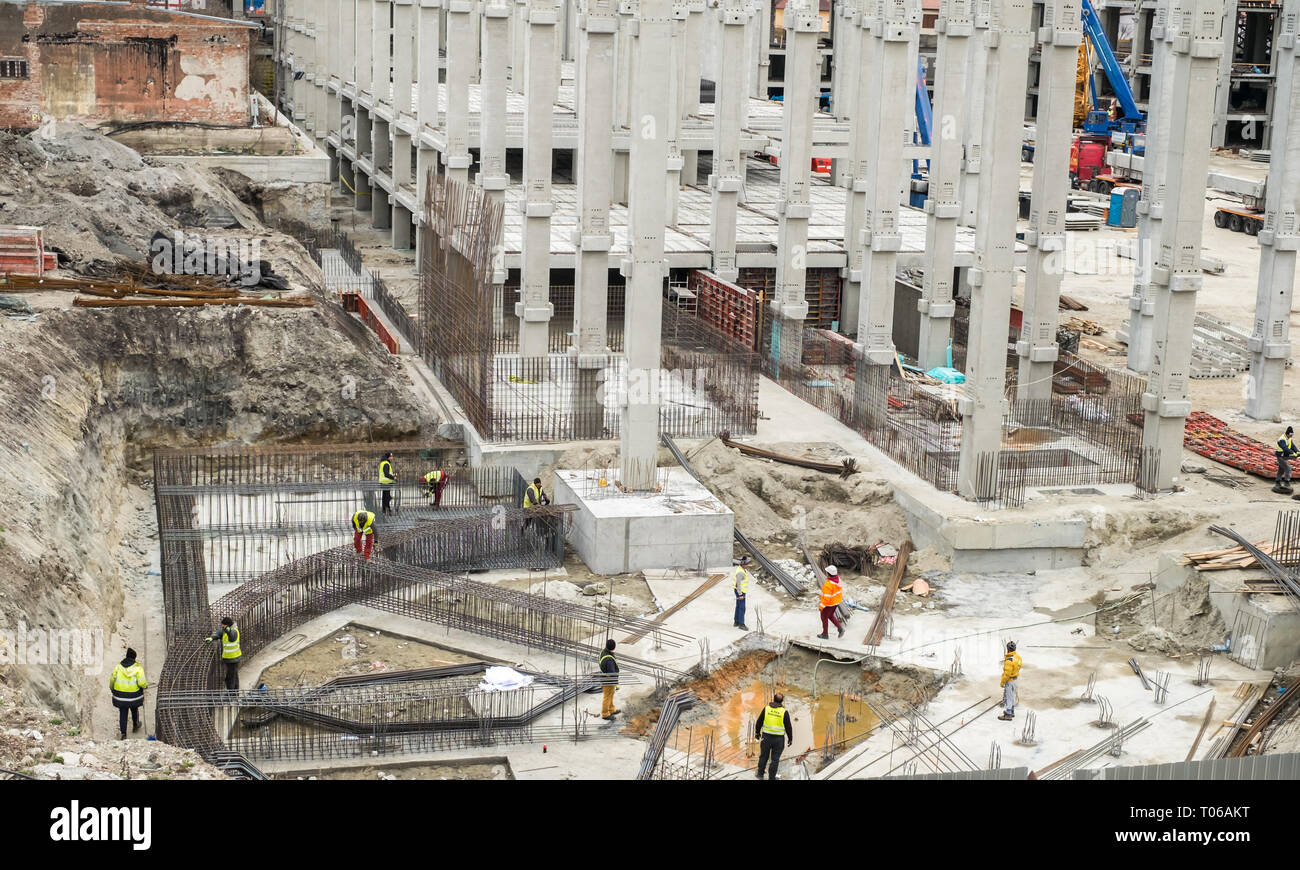 Sibiu, Roumanie - 16 mars, 2019. Les travailleurs à l'armature en acier pour le Festival chantier Centrum Mall Banque D'Images