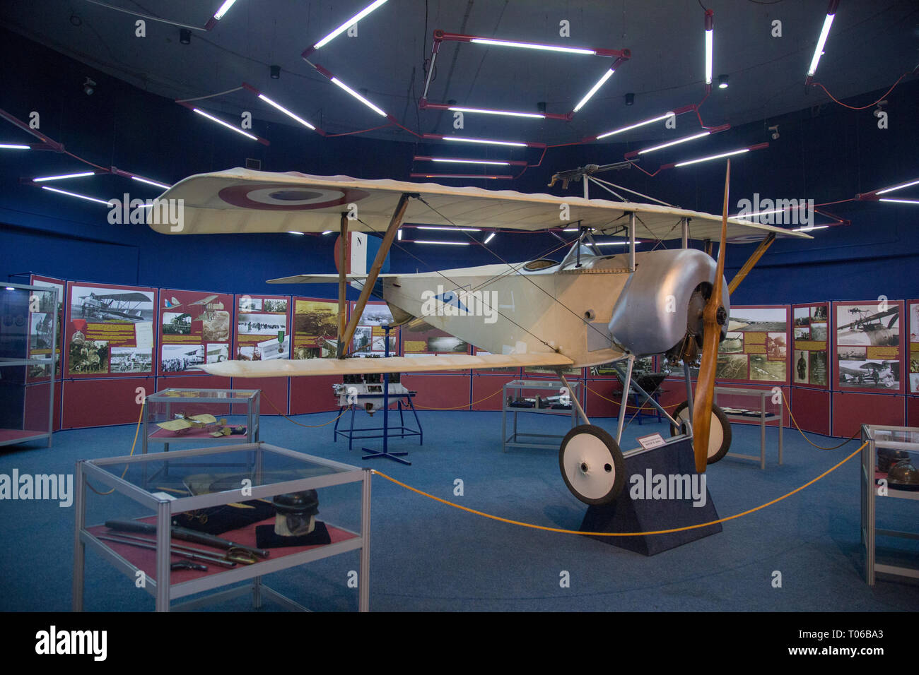 Réplique du Nieuport 11, surnommé Bébé, un siège unique de la Première Guerre mondiale avion de chasse sesquiplane à un affichage en musée aéronautique serbe Banque D'Images