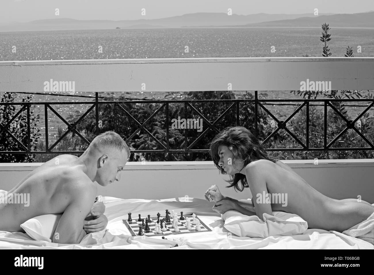 Les relations de couple amour jouant aux échecs sur le balcon. Couple in love vous détendre sur la terrasse de l'hôtel. Famille et Jour de Valentines. Vacances et voyages d'été Banque D'Images