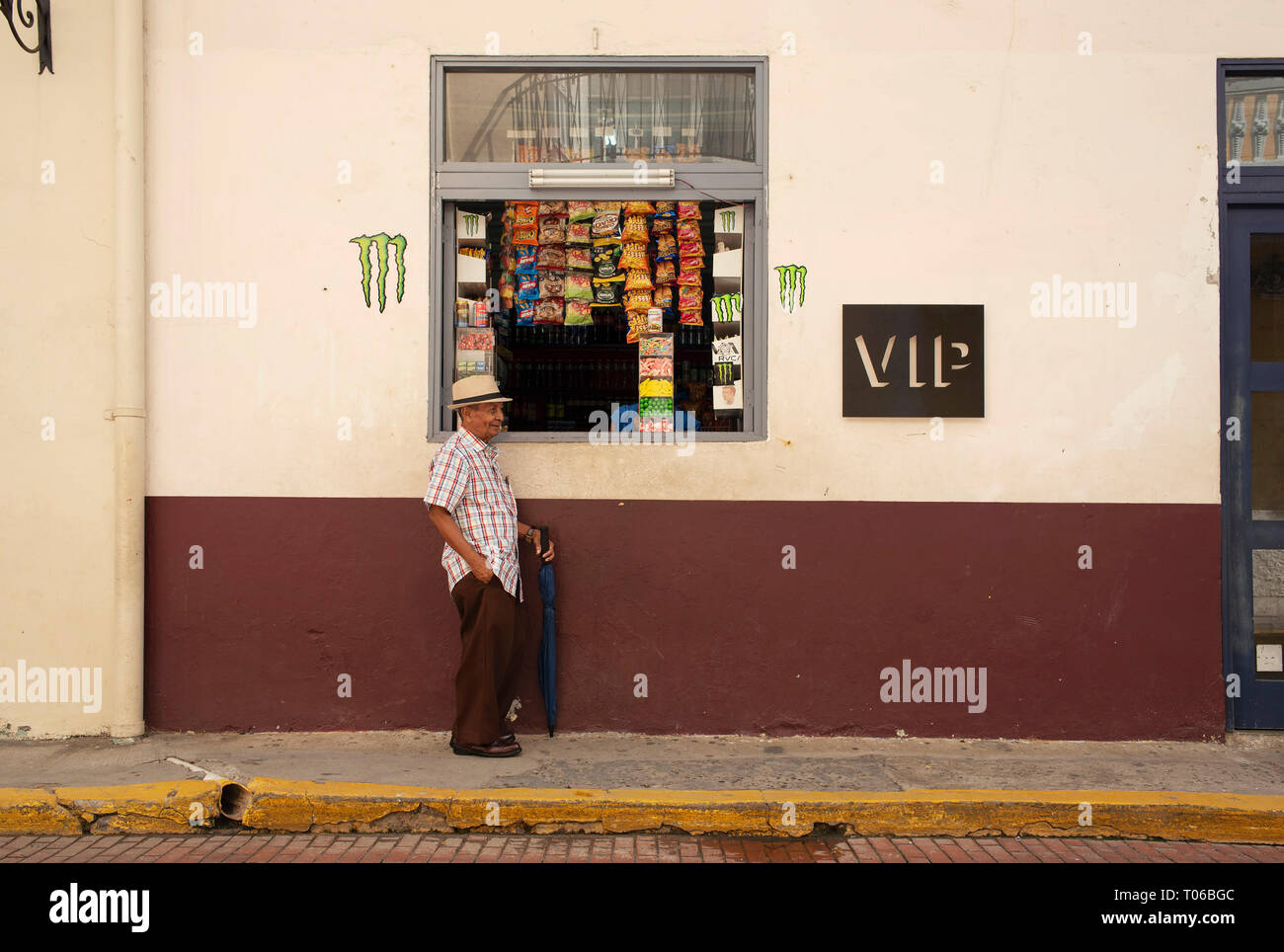 Front Shop homme latino avec des inconnus dans la ville historique de la ville de Panama (Casco Viejo / Vieille Ville), le Panama. Usage éditorial. Oct 2018 Banque D'Images