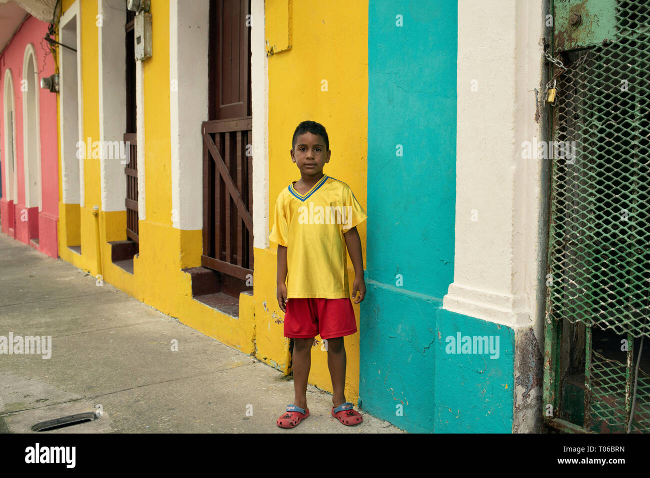 Garçon sur la rue de Casco Viejo ou Casco Antiguo (la ville historique coloré) de la ville de Panama, Panama, Amérique centrale. Usage éditorial. Oct 2018 Banque D'Images