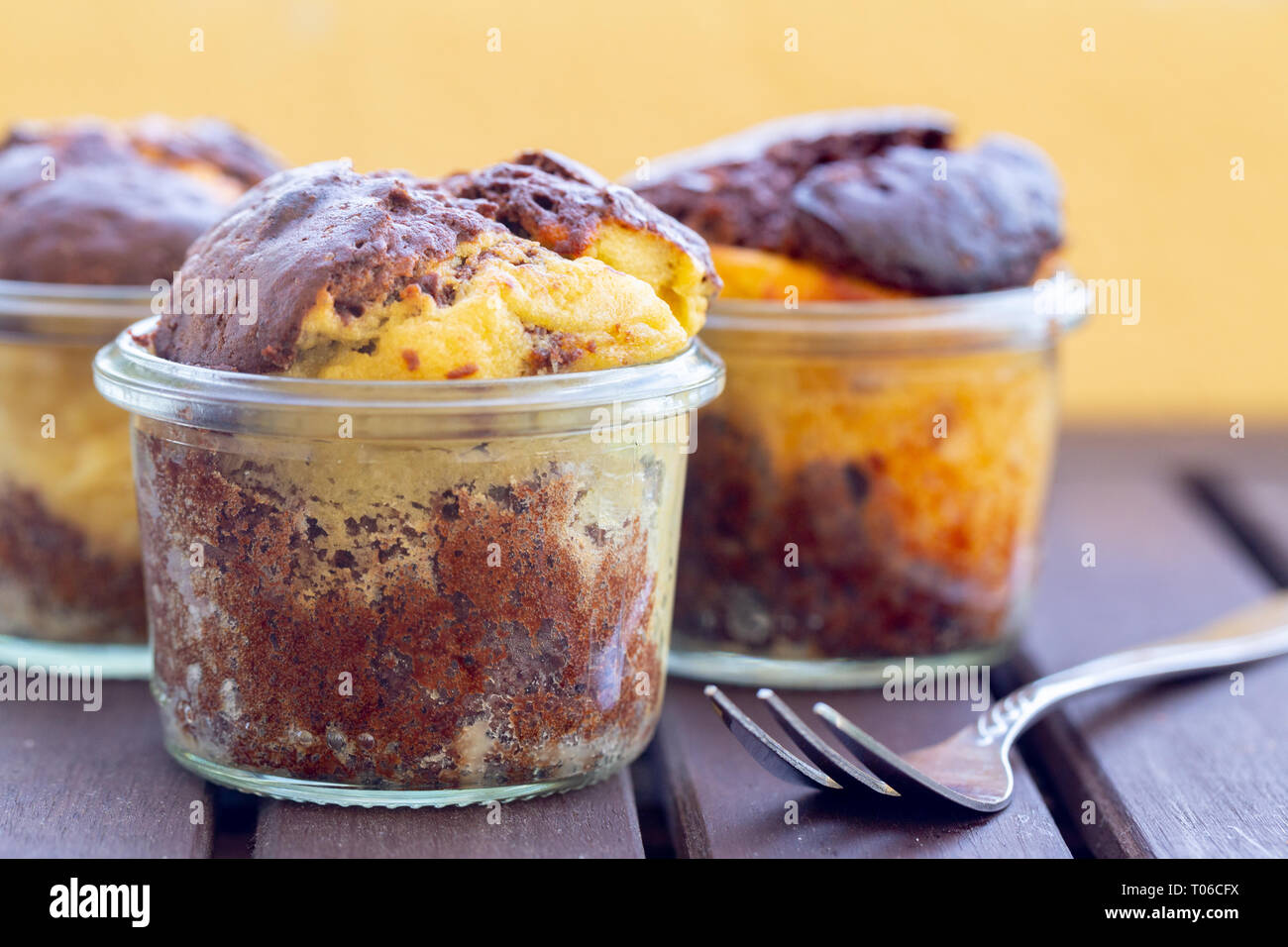 Gâteau fromage au chocolat muffins vegan fait maison cuit dans un pot Banque D'Images Gâteau fromage au chocolat muffins vegan fait maison cuit dans un pot Banque D'Images