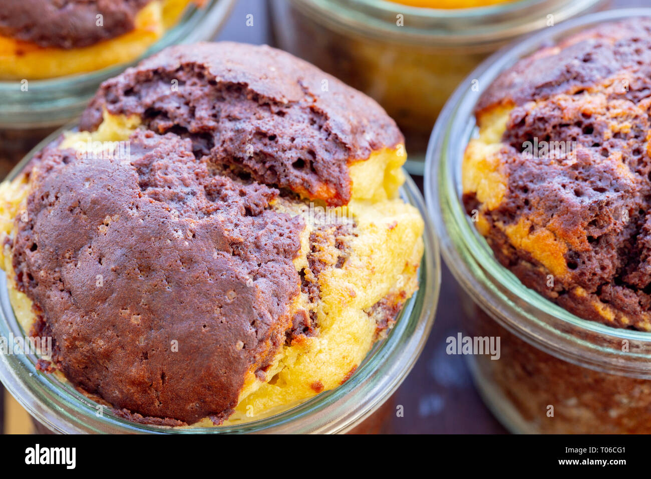 Gâteau fromage au chocolat muffins vegan fait maison cuit dans un pot Banque D'Images Gâteau fromage au chocolat muffins vegan fait maison cuit dans un pot Banque D'Images