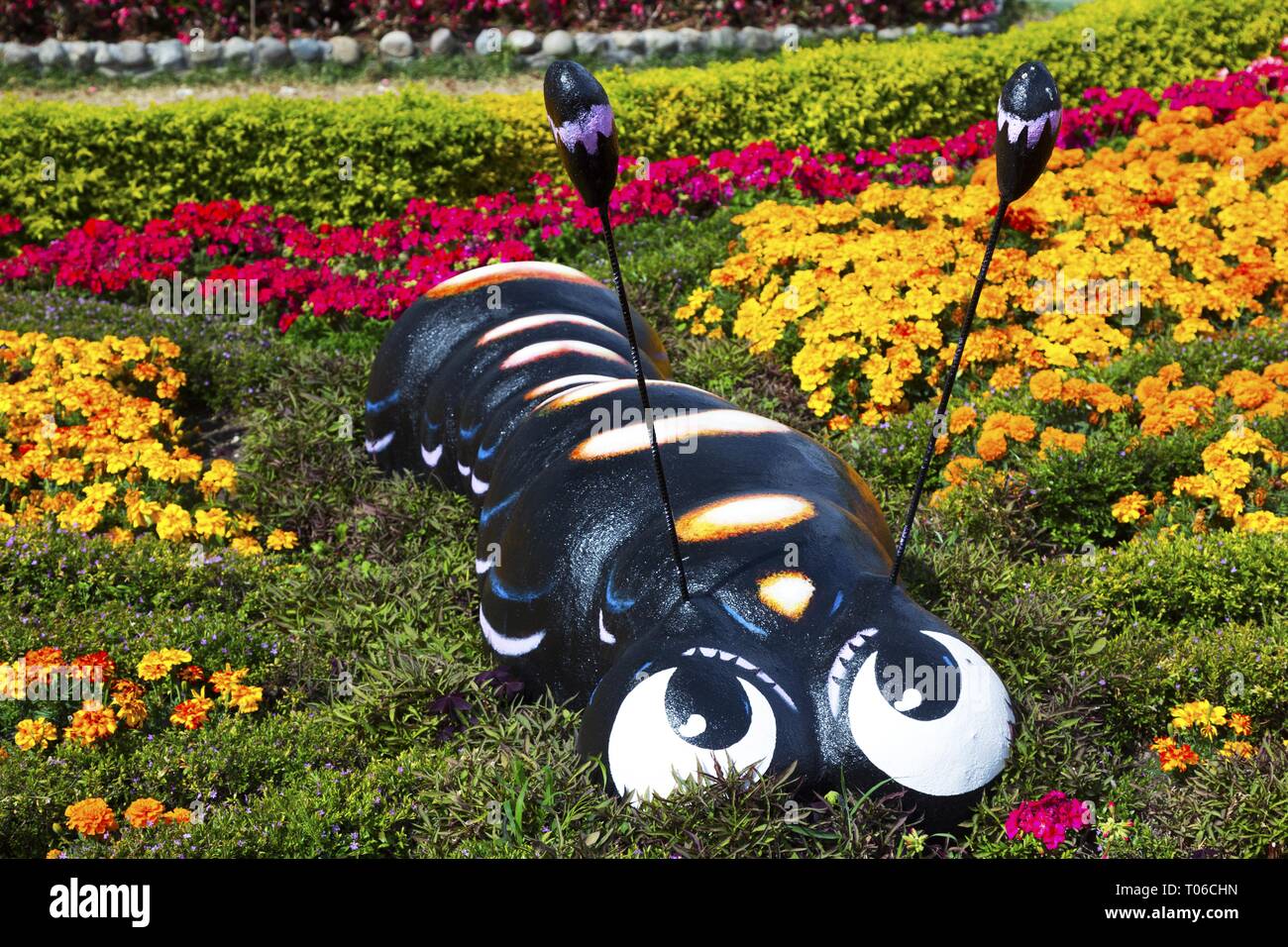 Statue de Big Caterpillar Centipede dans de beaux jardins de fleurs dans une petite ville de Boquete, Panama Highlands Banque D'Images