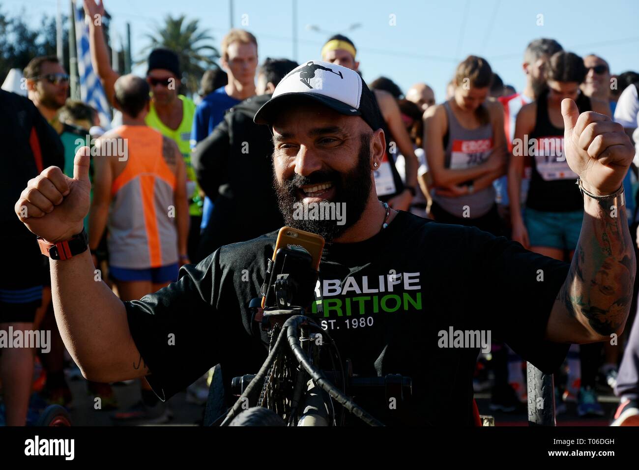 Un coureur sur fauteuil roulant vu au début de la Demi-marathon d'Athènes 2019. Banque D'Images
