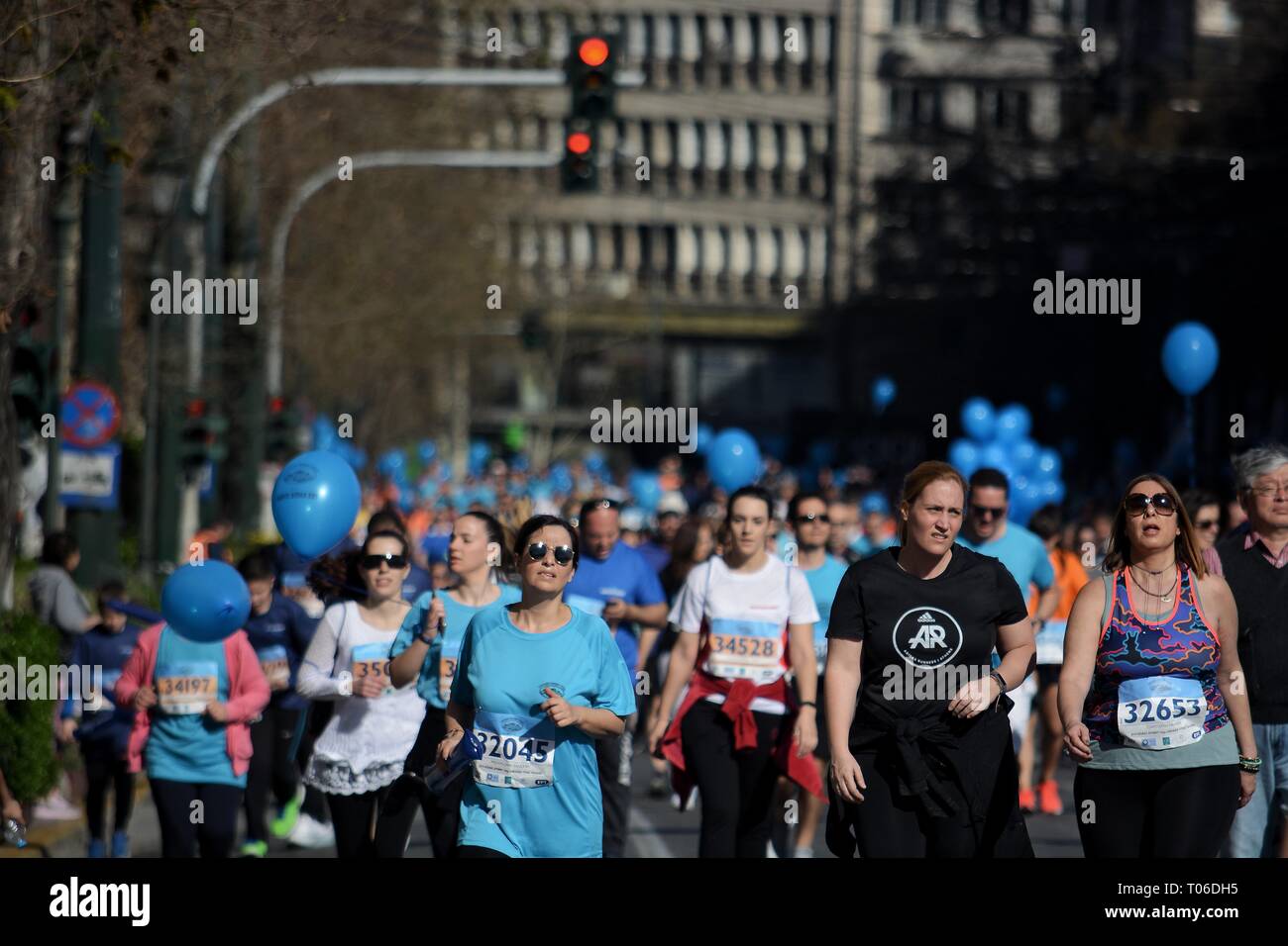 Porteur vu tournant à la course du semi-marathon d'Athènes 2019. Banque D'Images