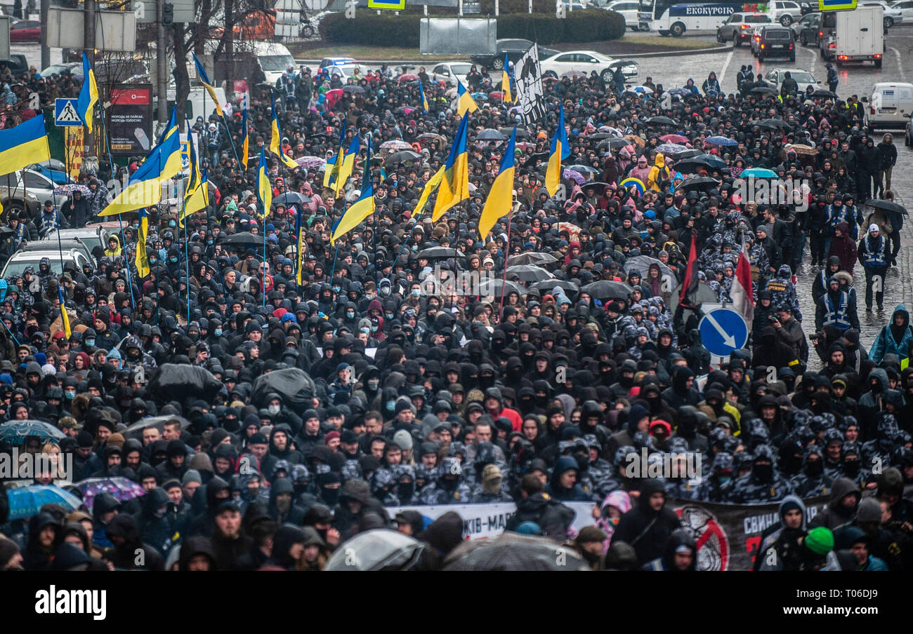 Des milliers de manifestants sont vus marchant vers le bâtiment de l'administration présidentielle lors de la manifestation. Des milliers de personnes manifestent contre la corruption au sein de la force policière et militaire sous la présidence de Petro Poroshenko qui est jusqu'à la réflexion à la fin de mars. Banque D'Images