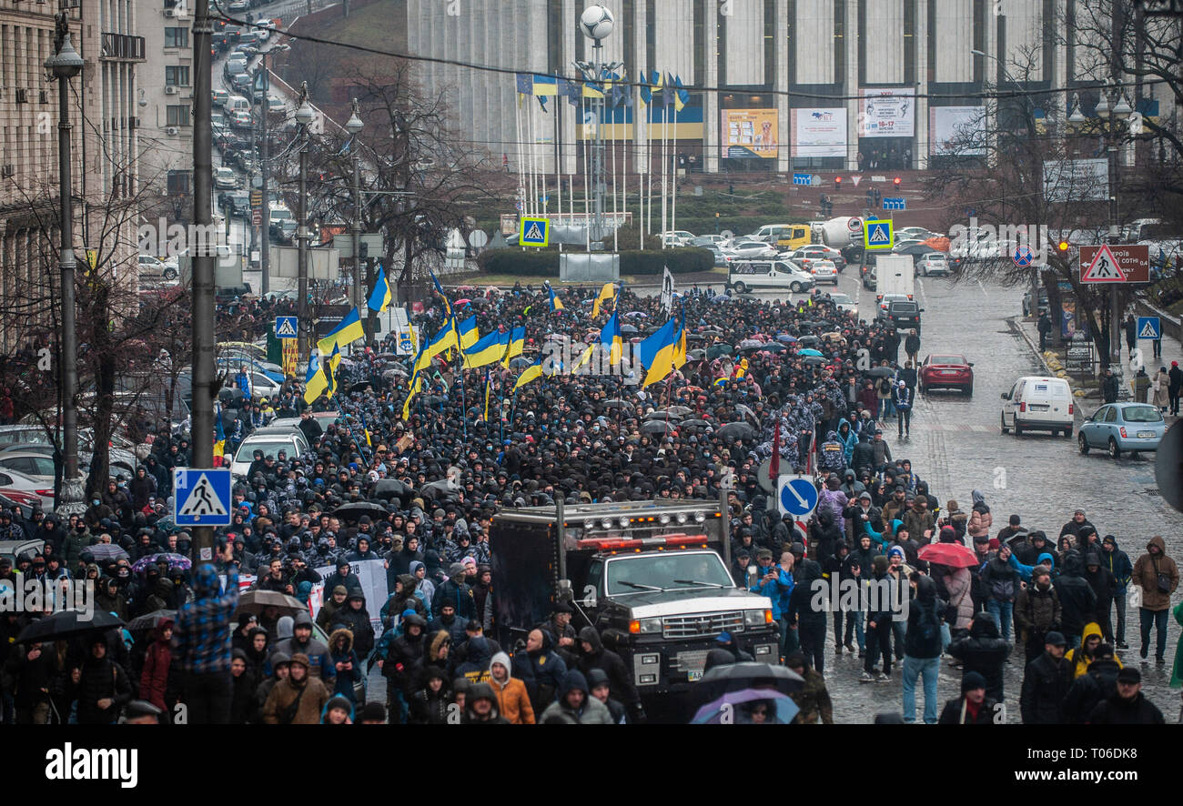Des milliers de manifestants sont vus marchant vers le bâtiment de l'administration présidentielle lors de la manifestation. Des milliers de personnes manifestent contre la corruption au sein de la force policière et militaire sous la présidence de Petro Poroshenko qui est jusqu'à la réflexion à la fin de mars. Banque D'Images