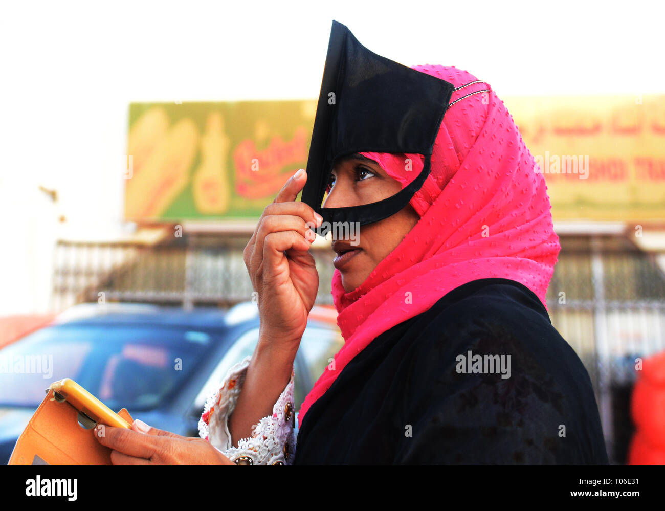 Bédouine traditionnelle portant une burqa. Banque D'Images