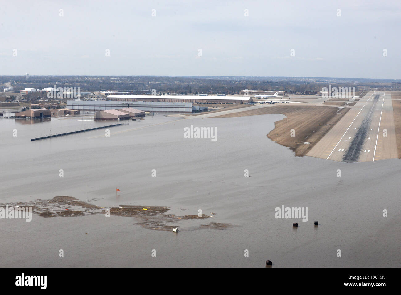 Une vue aérienne de Offutt Air Force Base et les zones touchées par la crue des eaux le 16 mars 2019. Une augmentation des niveaux d'eau des rivières environnantes et d'eau causée par les chutes de neige record au cours de l'hiver en plus d'une forte baisse de la pression de l'air a donné lieu à des inondations généralisées dans l'ensemble de l'État du Nebraska. (U.S. Air Force photo par TSgt. Rachelle Blake) Banque D'Images