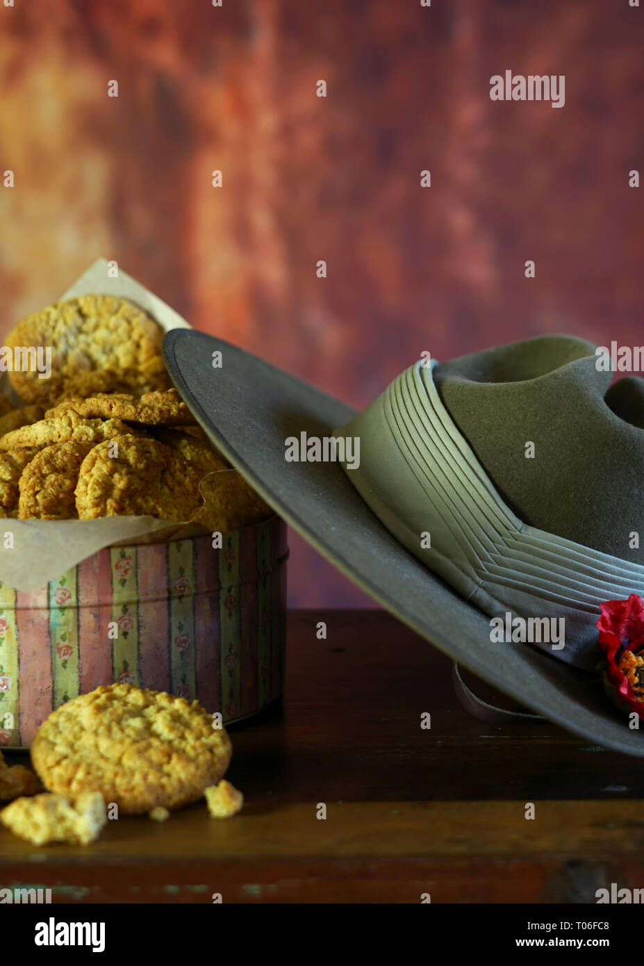 ANZAC biscuits traditionnels pour la Journée de l'ANZAC et le Jour du souvenir dans le paramètre de style vintage avec l'armée australienne slouch hat with copy space. Banque D'Images