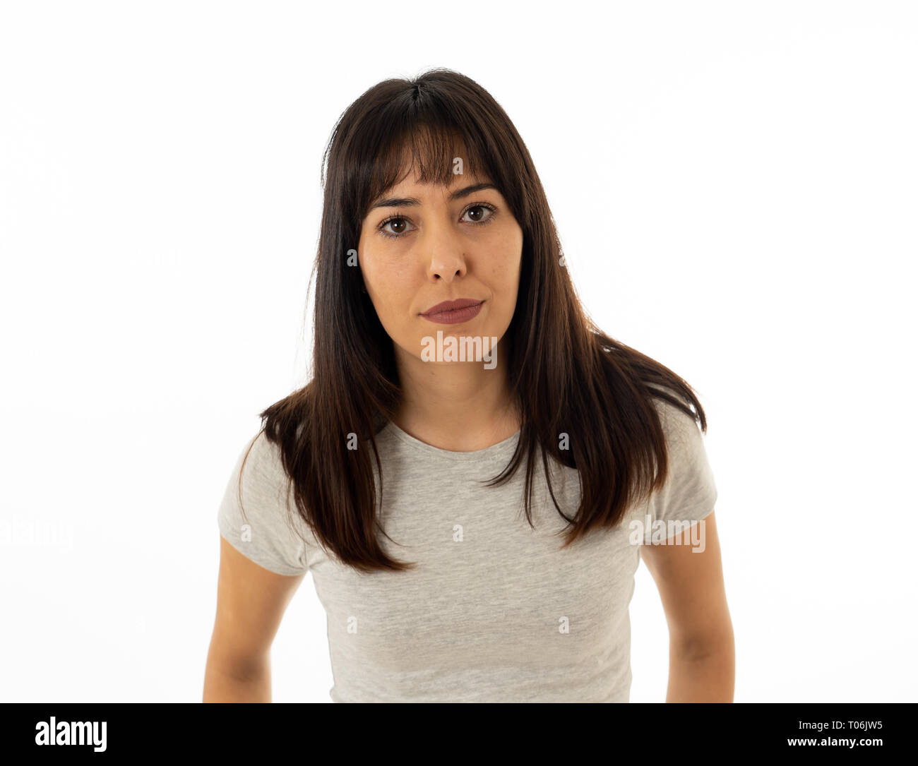 Close up portrait of young attractive caucasian woman avec un visage en colère. À la mad et fou en criant et en faisant des gestes furieux. Isolé sur whit Banque D'Images