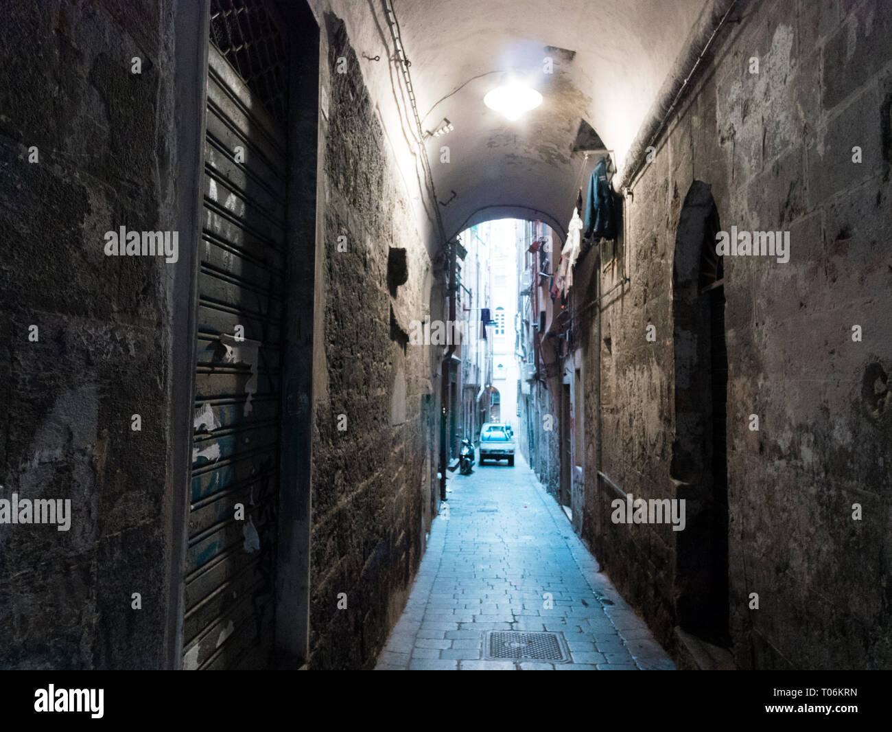 Vue de dessous vers le ciel dans les ruelles typiques, les rues étroites dans le centre de Gênes Banque D'Images