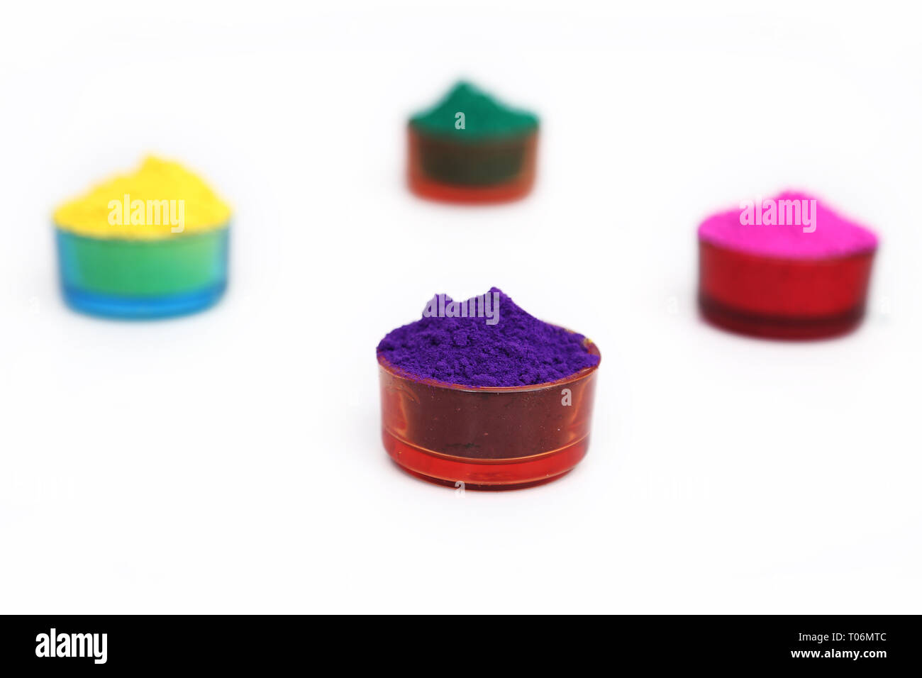 Holi biologique poudre pour holi festival. Isolé sur le fond blanc. Banque D'Images
