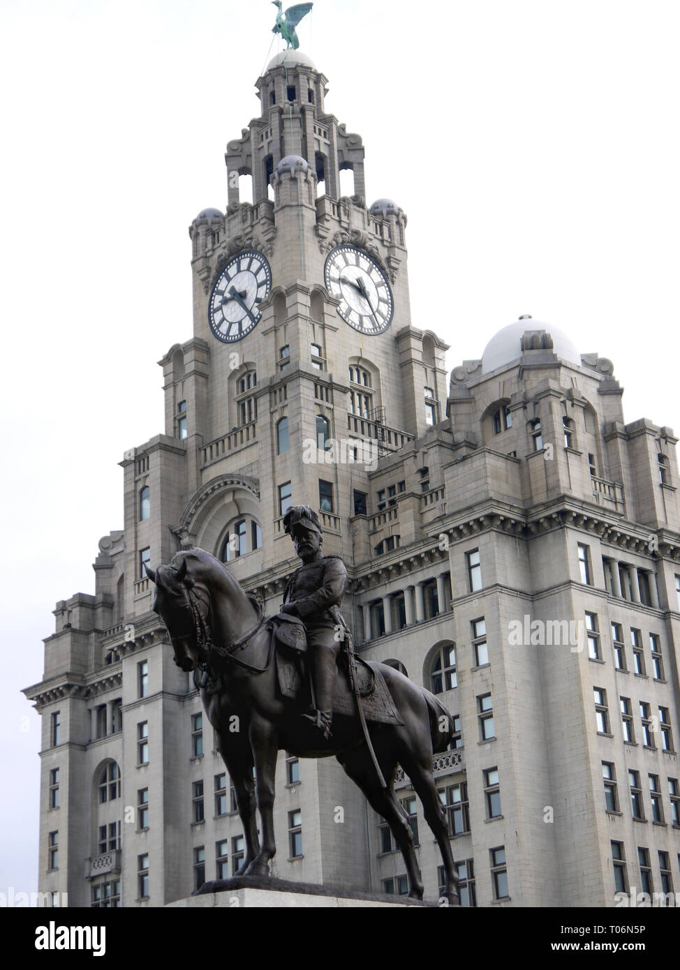 Monument d'Édouard VII, Georges pier head, Liver Building, Liverpool, Royaume-Uni Banque D'Images