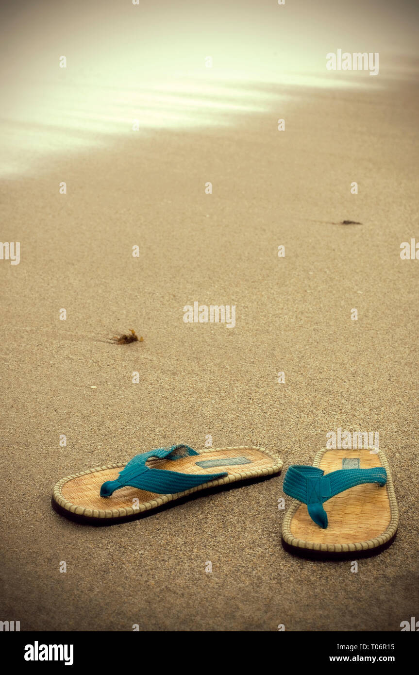 Couleur sépia Sandales bleu sur une plage tropicale Photo Stock - Alamy