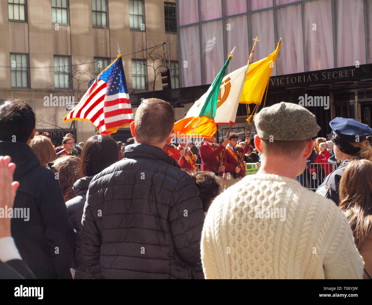 2019 spectateurs au défilé de la Saint-Patrick à New York City. Depuis 1762, c'est le plus ancien défilé dans le nous. Banque D'Images