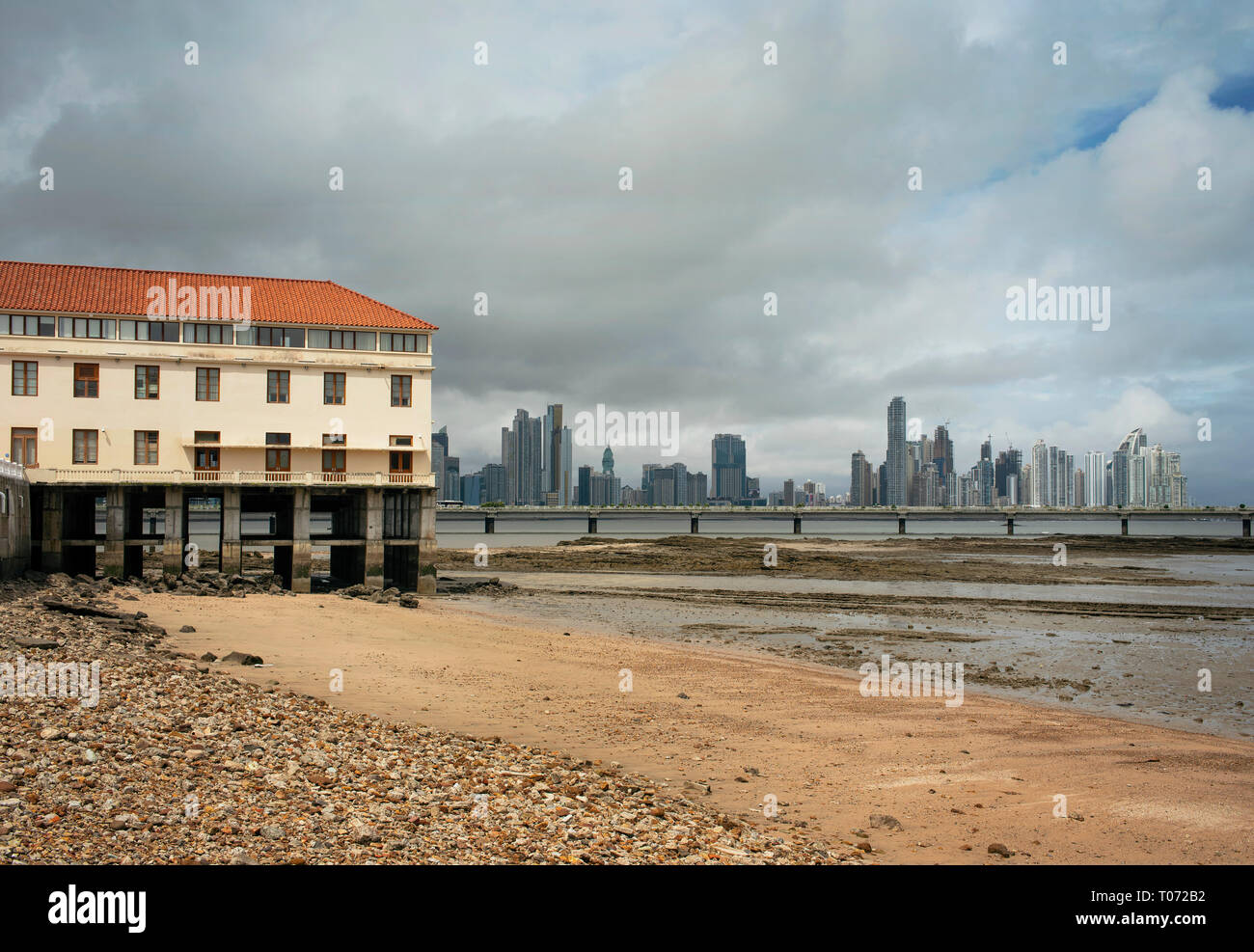 Le front de mer de la ville de Panama à marée basse avec Cinta Costera highway et Punta Paitillas d'horizon. Le Panama, en Amérique centrale. Oct 2018 Banque D'Images