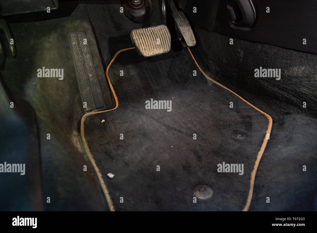 Tapis de sol voiture sale de tapis noir avec les pédales de gaz et freins à  l'atelier pour le détaillant véhicule avant nettoyage à sec Photo Stock -  Alamy