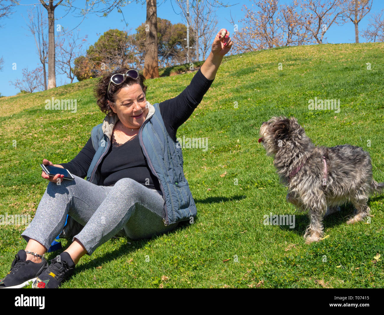 Femme jouant avec son chien Banque D'Images