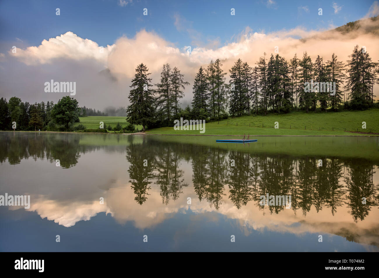 Matin brumeux sur le lac, avec de beaux nuages et de réflexion, Freizeitsee Zenz, Autriche, Europe Banque D'Images