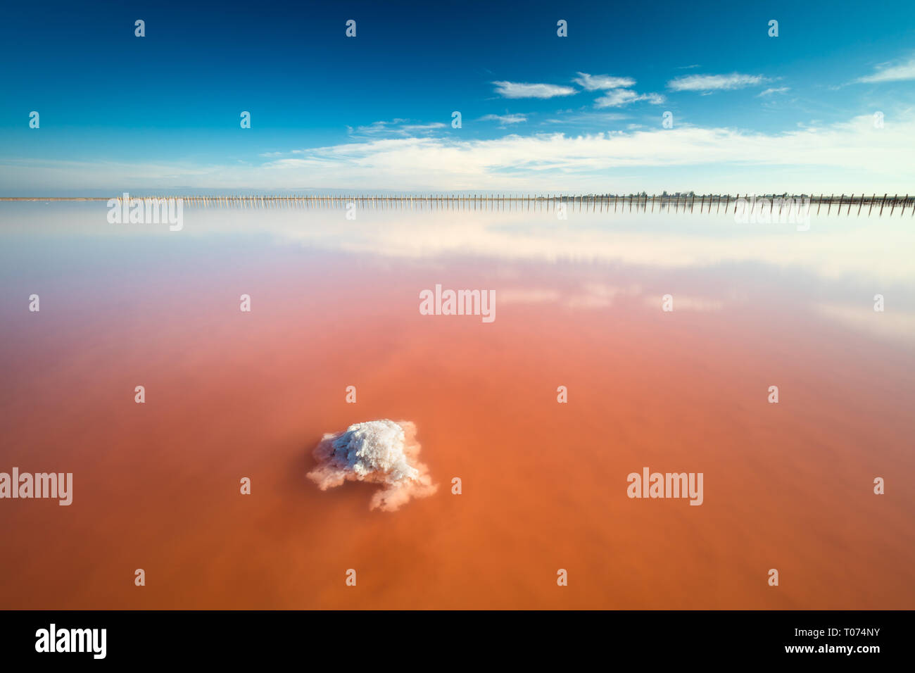 Incroyable réel de couleur rose avec salt lake salt stone et ciel bleu profond, paysage minimaliste, l'Ukraine, l'Europe Banque D'Images