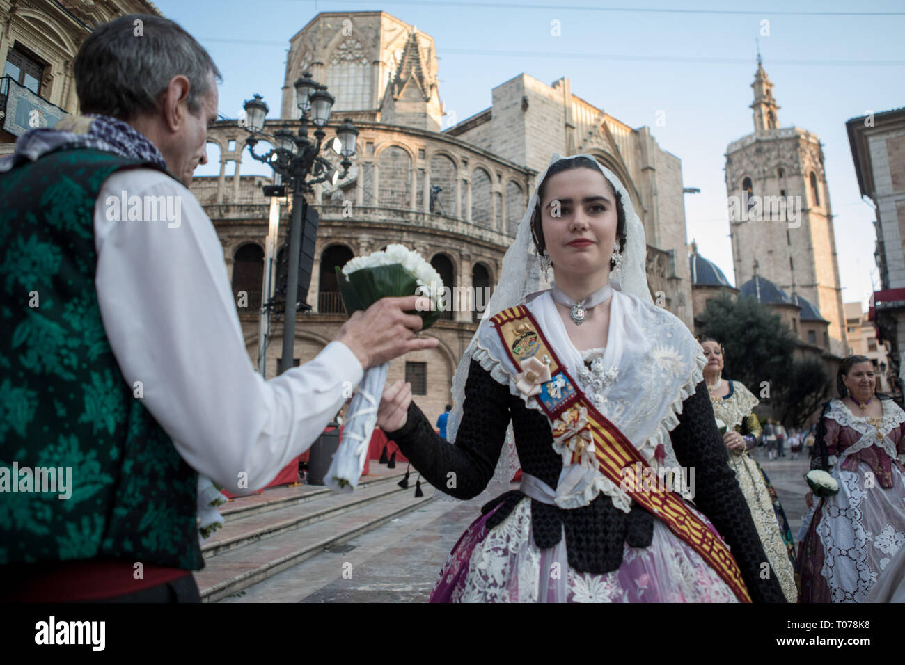 Falleros habillés en costume traditionnel présente des fleurs à la Virgen de los Desamparados (La Vierge des Réprouvés) lors de Fallas de Valence. Les Fallas sont immenses sculptures représentant des personnages célèbres ou des événements actuels dans les rues de Valence qui peut être vu au cours de la 'Las Fallas' Festival, les sculptures seront ensuite graver le 19 mars 2019 en hommage à Saint Joseph, saint patron de la guilde des charpentiers. Banque D'Images