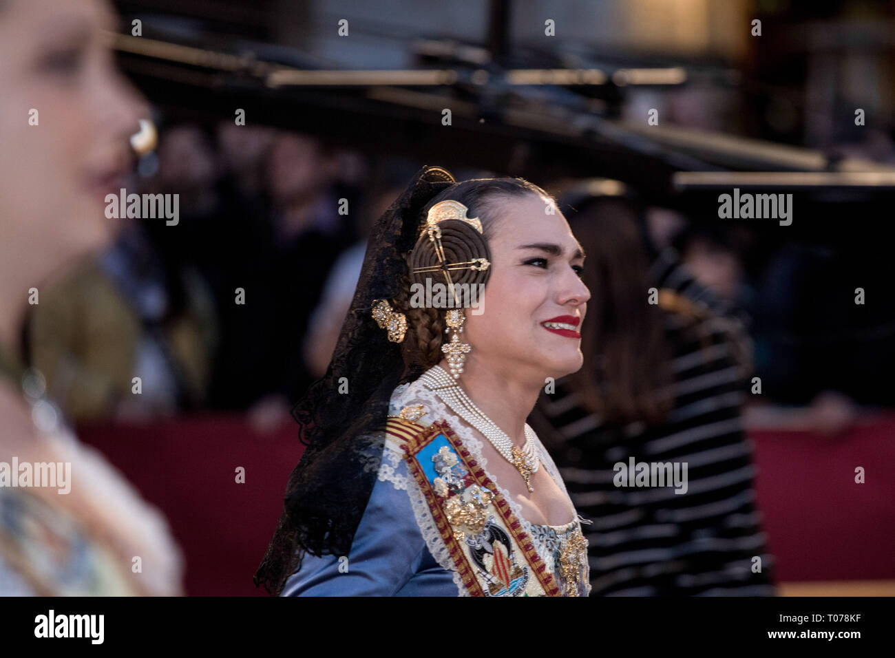 Au cours de la cris Fallera offrant des fleurs à la Virgen de los Desamparados (La Vierge des Réprouvés) lors de Fallas de Valence. Les Fallas sont immenses sculptures représentant des personnages célèbres ou des événements actuels dans les rues de Valence qui peut être vu au cours de la 'Las Fallas' Festival, les sculptures seront ensuite graver le 19 mars 2019 en hommage à Saint Joseph, saint patron de la guilde des charpentiers. Banque D'Images