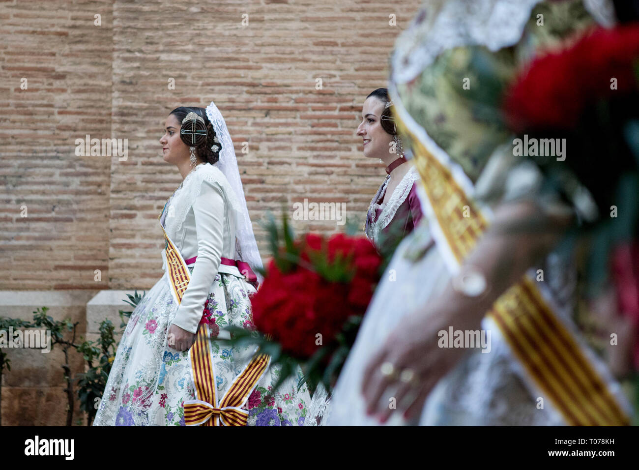 Falleras habillés en costume traditionnel se préparer à présenter des fleurs à la Virgen de los Desamparados (La Vierge des Réprouvés) lors de Fallas de Valence. Les Fallas sont immenses sculptures représentant des personnages célèbres ou des événements actuels dans les rues de Valence qui peut être vu au cours de la 'Las Fallas' Festival, les sculptures seront ensuite graver le 19 mars 2019 en hommage à Saint Joseph, saint patron de la guilde des charpentiers. Banque D'Images