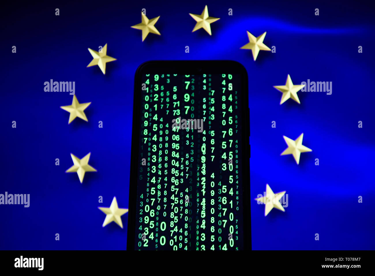 Code de matrice est vu sur un téléphone mobile Android avec drapeau de l'Union européenne sur l'arrière-plan. Banque D'Images