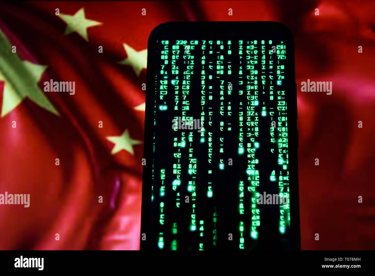 Code de matrice est vu sur un téléphone mobile Android avec la Chine drapeau sur l'arrière-plan. Banque D'Images