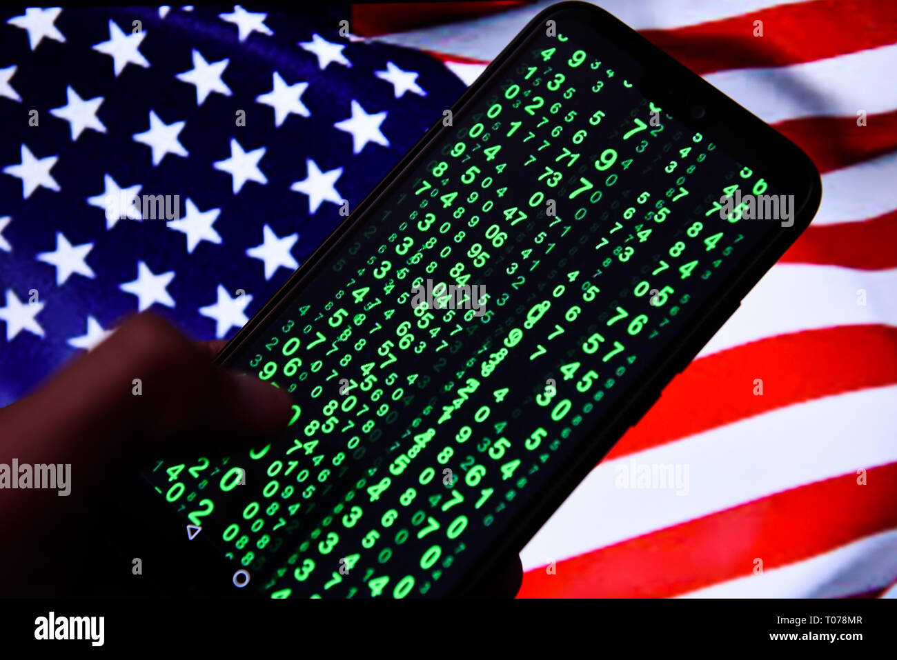 Code de matrice est vu sur un téléphone mobile Android avec les États-Unis d'Amérique drapeau sur l'arrière-plan. Banque D'Images