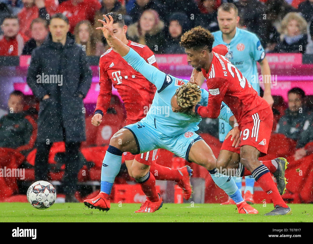 Munich, Allemagne. Mar 17, 2019. Le Bayern de Munich, Kingsley Coman (R) avant le dispute à Mainz's Pierre Kunde Malong lors d'un match de Bundesliga allemande entre le Bayern Munich et de Mayence à Munich, Allemagne, le 17 mars 2019. Crédit : Philippe Ruiz/Xinhua/Alamy Live News Banque D'Images