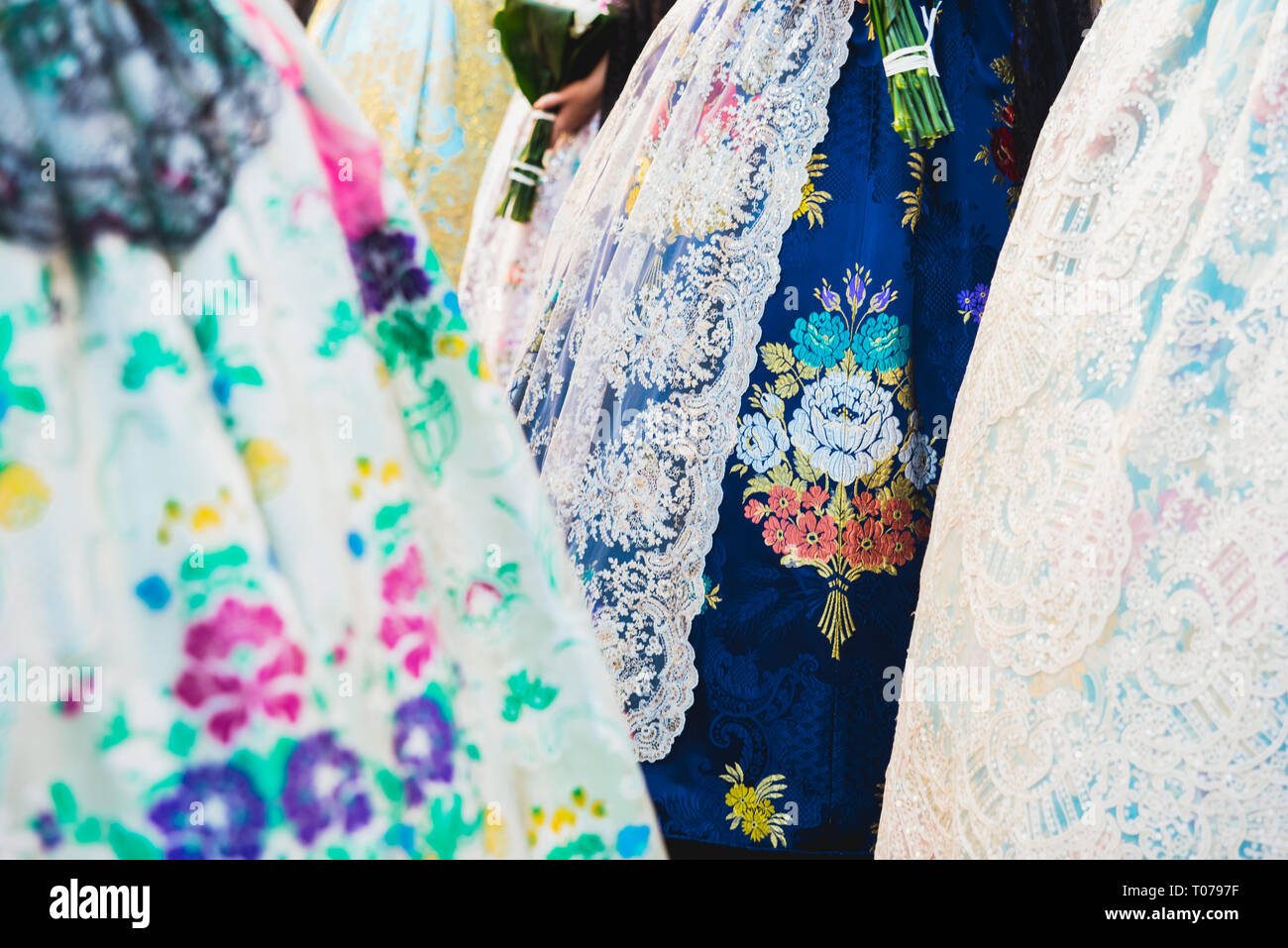 Valencia, Espagne - 17 mars 2019 : Détail de la robe typique fallero, au cours de l'univers coloré et traditionnel défilé du placement, des robes brodées pour les falleras. Credit : Joaquin Corbalan pasteur/Alamy Live News Banque D'Images