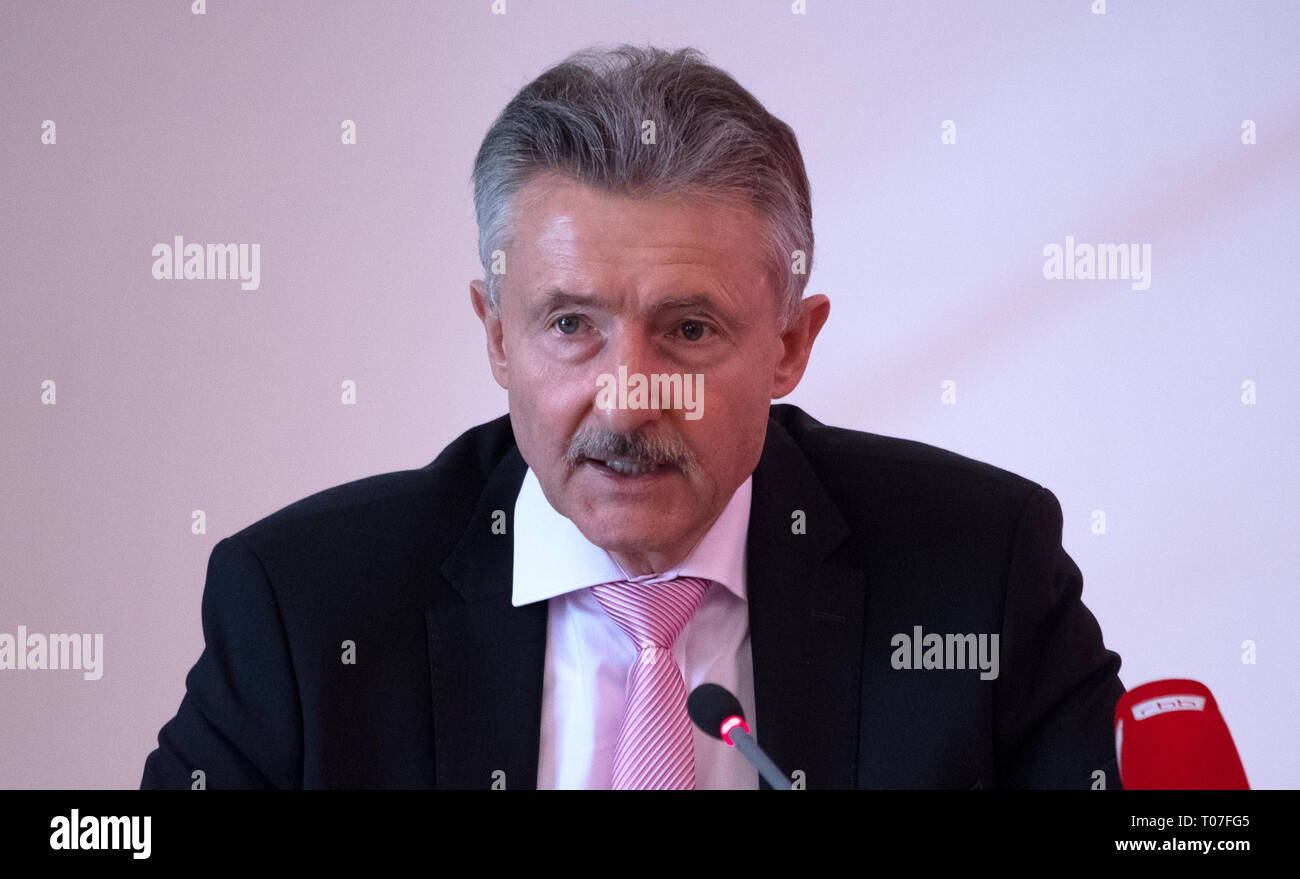 Potsdam, Allemagne. 18 Mar, 2019. Karl-Heinz Schröter (SPD), Ministre de l'intérieur de Brandebourg, prend la parole lors d'une conférence de presse sur l'équilibre des crimes à motivation politique dans le Brandebourg. Credit : Ralf Hirschberger/dpa/Alamy Live News Banque D'Images