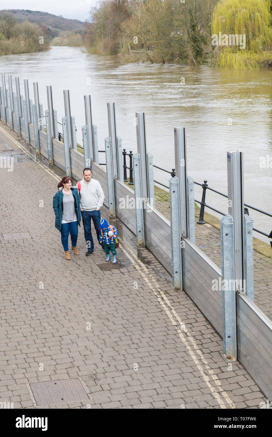 Bewdley, Shropshire, au Royaume-Uni. 18 Mar, 2019. Barrières contre les inondations sont en place à Bewdley, Shropshire. La rivière Severn ici est à la hausse en raison des fortes pluies au Pays de Galles. Crédit : Peter Lopeman/Alamy Live News Banque D'Images