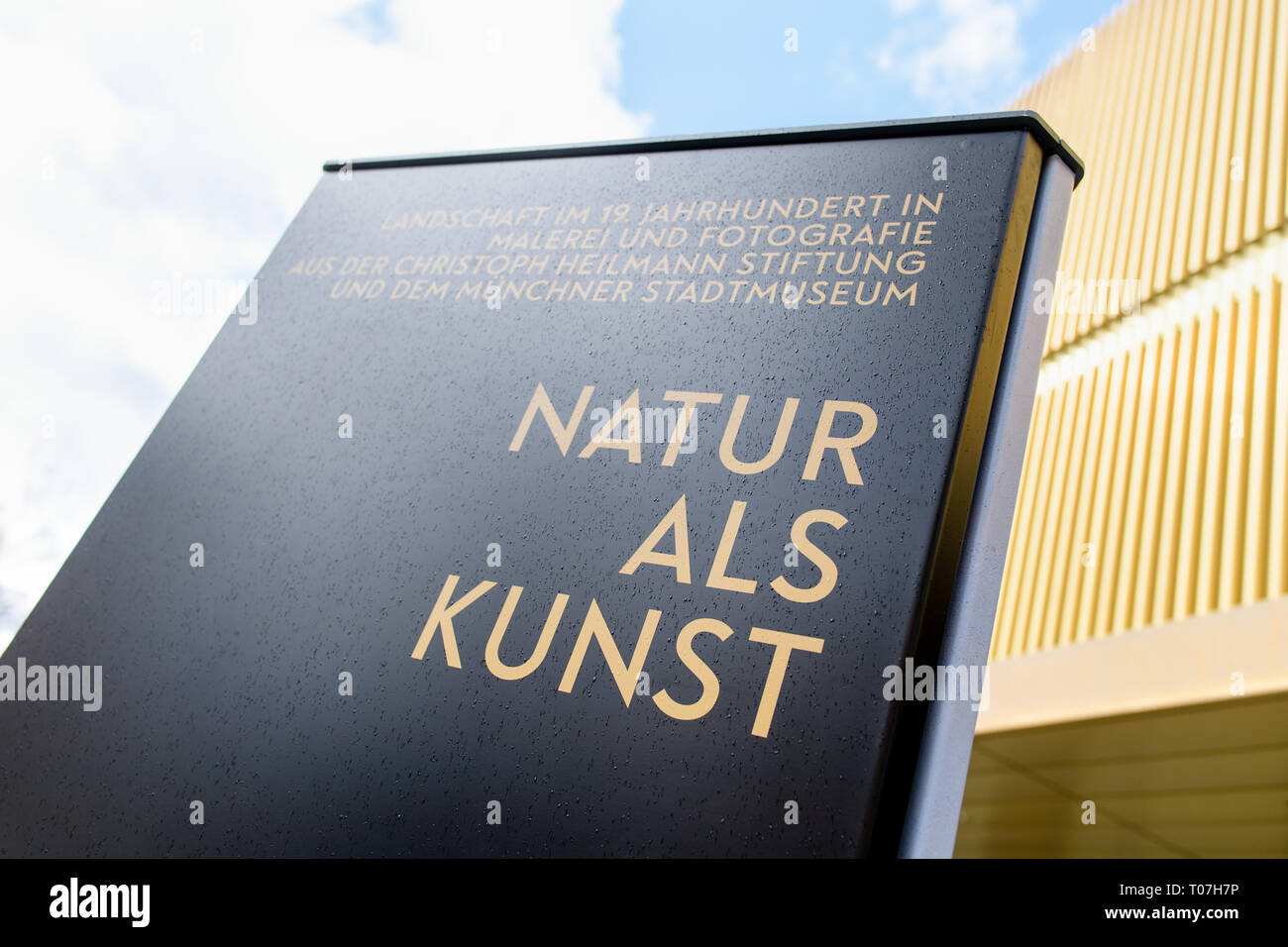 18 mars 2019, Bavaria, Munich : le titre de l'exposition "Nature comme de l'Art - Paysage au 19e siècle, dans la peinture et la photographie' dans la Städtische Galerie im Lenbachhaus peut être vu sur un panneau en face de la galerie. Les œuvres des collections de la Fondation Christoph Heilmann et le Musée de la ville de Munich sera à l'exposition à partir de 19.03. à 18.08.2019. Photo : Matthias Balk/dpa Banque D'Images