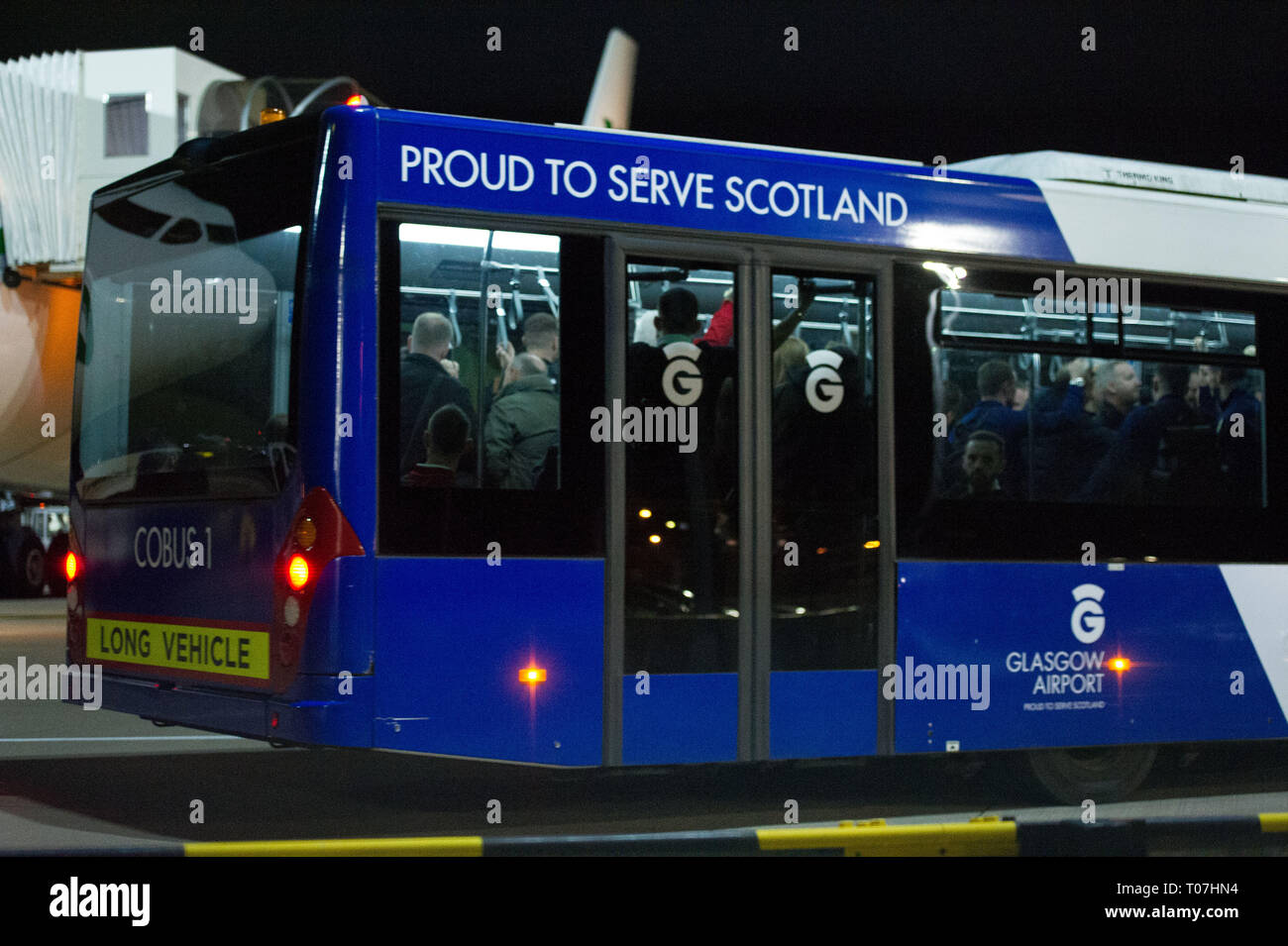 Glasgow, Royaume-Uni. 18 mars 2019. L'équipe de football de l'Ecosse vu prendre l'avion de luxe avion privé dans les premières heures vu à l'aéroport de Glasgow quelques instants avant de partir pour le Kazakhstan pour jouer un match le mercredi. Le vol était due à décoller à 11h00, mais en raison d'un problème imprévu où le pilote a dû sortir de la cabine de pilotage et sur le tarmac et parler avec le personnel au sol, le vol s'est finalement éteint dans les premières heures d'aujourd'hui. Crédit : Colin Fisher/Alamy Live News Banque D'Images
