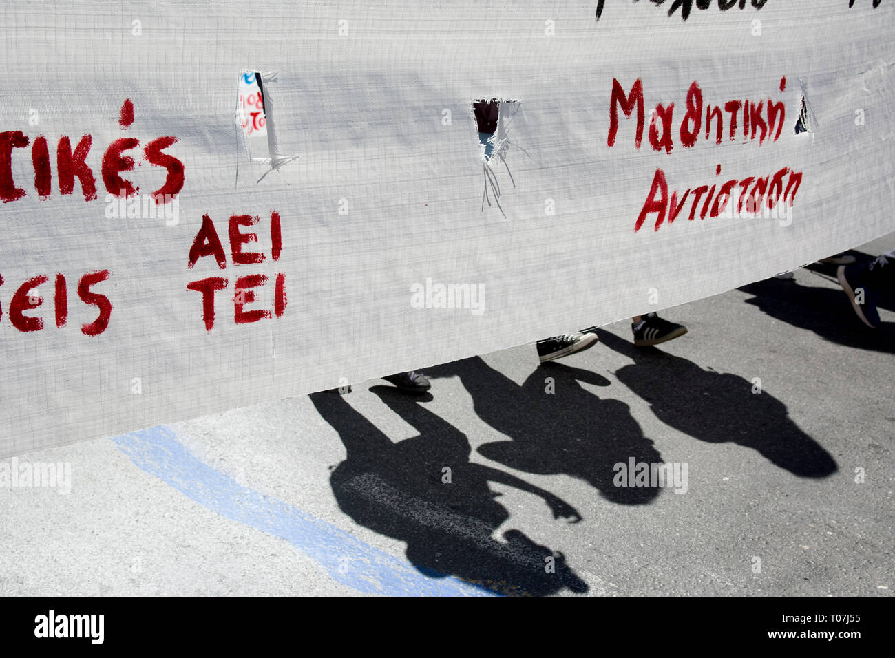 Élèves tenant des bannières et crier des slogans contre le gouvernement. Quelques milliers d'élèves du secondaire sont descendus dans les rues pour manifester contre les réformes à venir dans l'éducation, qui va les conduire à rechercher pour mettre l'éducation supplémentaire payée par un fardeau financier supplémentaire à leurs parents.© Nikolas Georgiou / Alamy Live News Banque D'Images