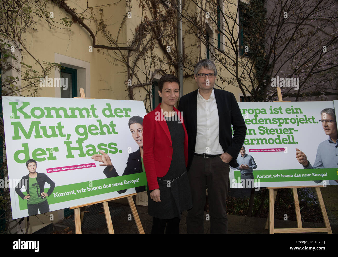 Berlin, Allemagne. 18 Mar, 2019. Franziska Maria 'Ska' Keller (l) et Sven Giegold, meilleurs candidats de l'Alliance 90/Les Verts pour les élections européennes de 2019, de présenter leur campagne électorale du parti pour les élections européennes et debout à côté d'affiches avec l'inscription 'Venez le courage, rendez-vous sur la haine" et "l'Europe n'est pas un projet de paix et non d'un modèle d'économie d'impôt'. Credit : Soeren Stache/dpa/Alamy Live News Banque D'Images