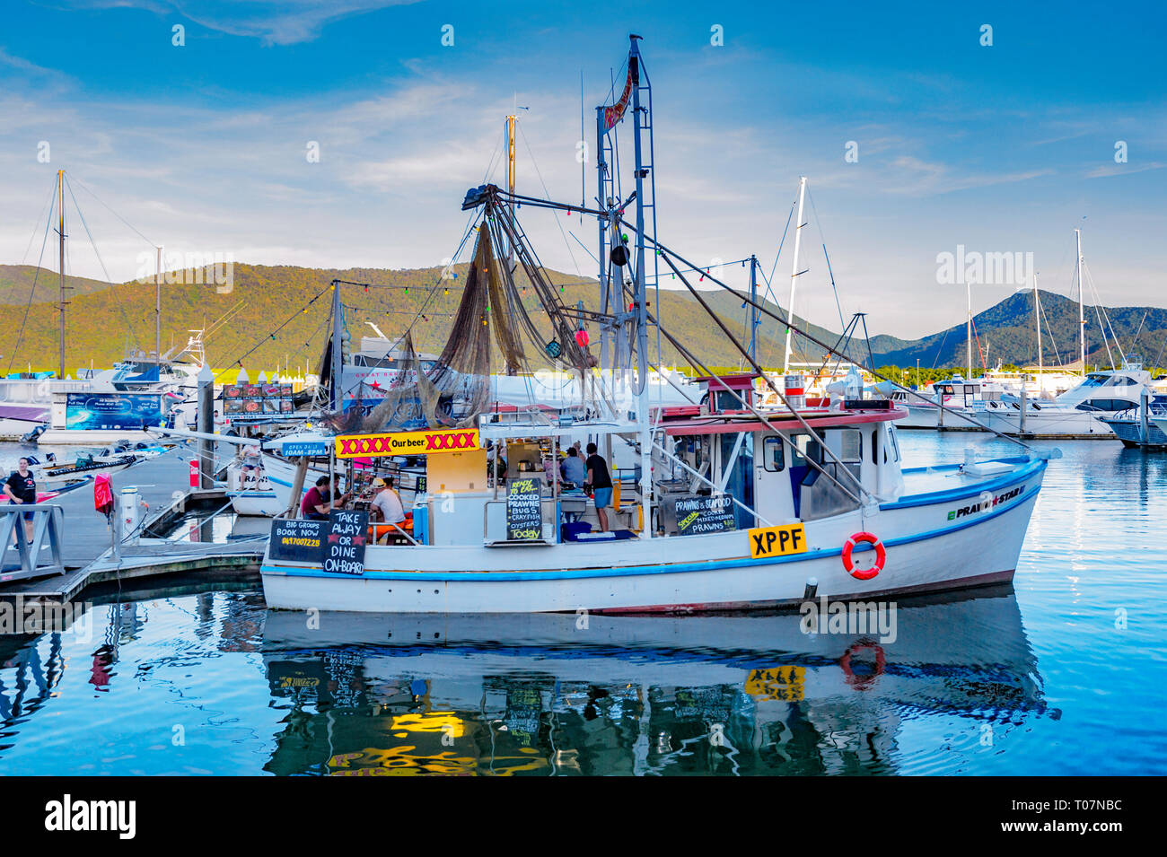 Le restaurant de fruits de mer Crevettes Étoiles à Cairns en bateau de plaisance, Far North Queensland, Queensland, Australie, FNQ Banque D'Images