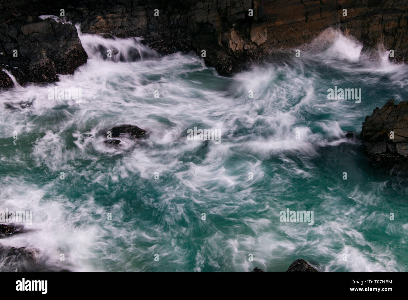 Vagues se briser sur les roches Banque D'Images