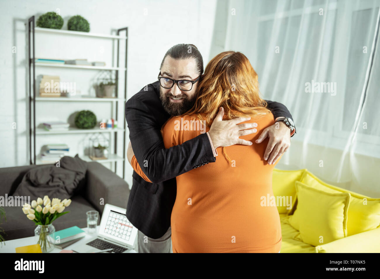Heureux homme barbu positive embrassant son partenaire Banque D'Images