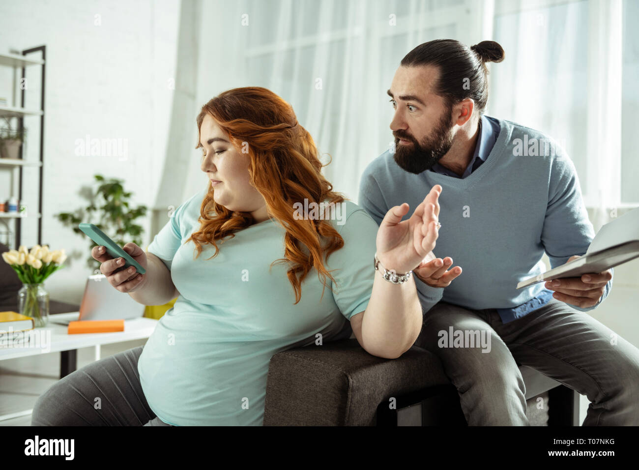 Choqué brunette homme gardant ses yeux grand ouvert Banque D'Images