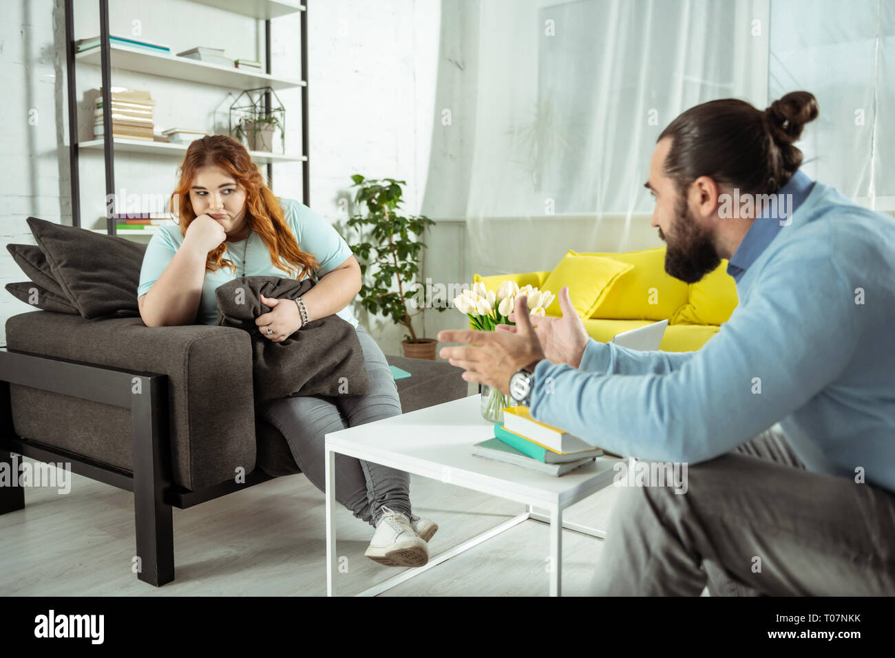 Rousse ennuyer personne de sexe féminin à la santé Banque D'Images